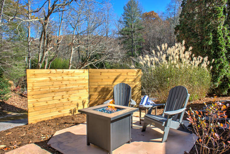 Gas Fire Pit w/ Privacy