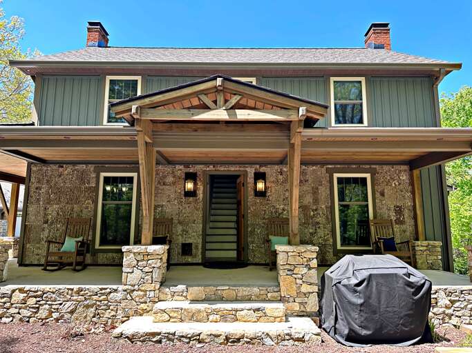 Bear Hug Retreat - Side Door To BBQ Area & Dining Area