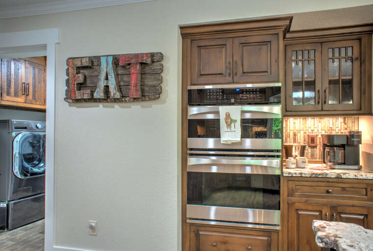 Chef's Kitchen w/ Two Ovens Chef's Kitchen w/ Two Ovens