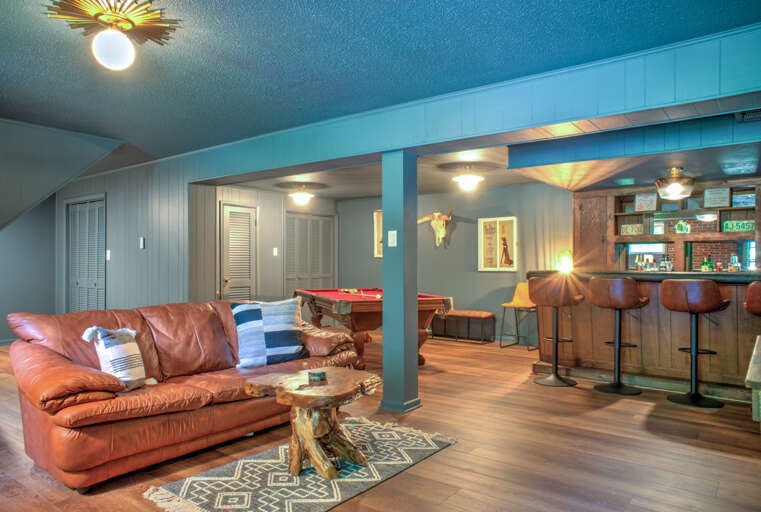 Great Space for Entertainment with the Bar & Pool Table