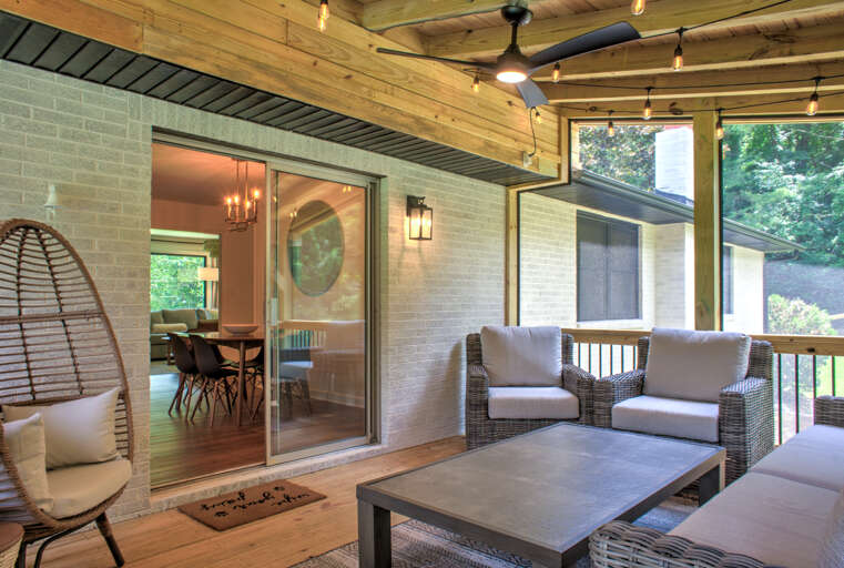 Screened-In Porch w/ Outdoor Seating