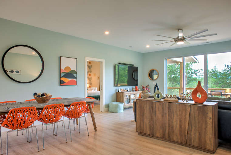 Open Floorplan w/ Modern Decor