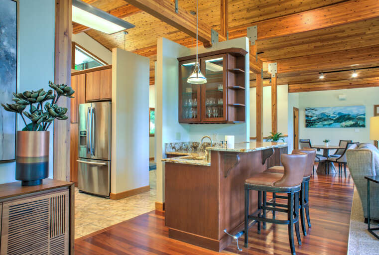 Chef's Kitchen w/ Wet Bar Chef's Kitchen w/ Wet Bar
