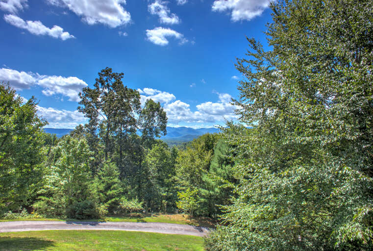 Mountain Views, Privacy and Wooded Surroundings