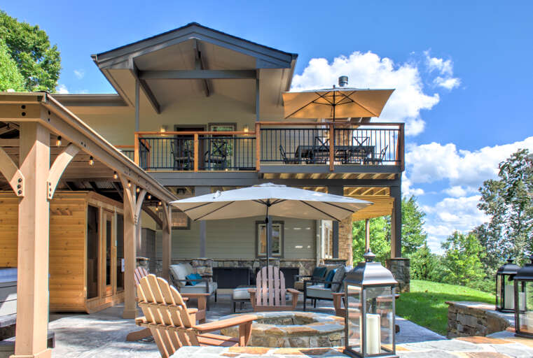 Luxurious Outdoor Entertainment Space Luxurious Outdoor Entertainment Space