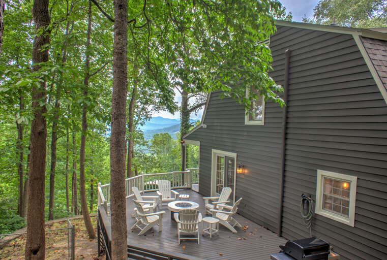 Outdoor Entertainment Area w/ Mountain Views