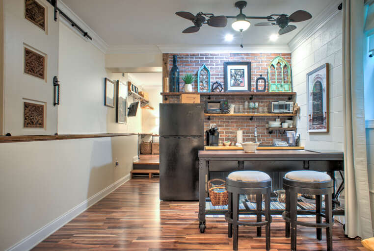 Kitchenette w/ Breakfast Bar Seating