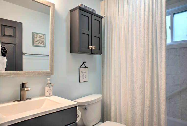 Shared Full Bath in Hallway