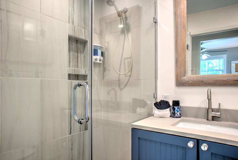 The Grape Escape - Main Suite/Bedroom One - Attached Shower Bath
