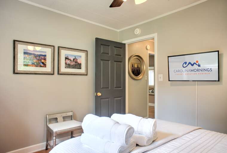 The Grape Escape - Bedroom Two - Queen Bed & Smart TV