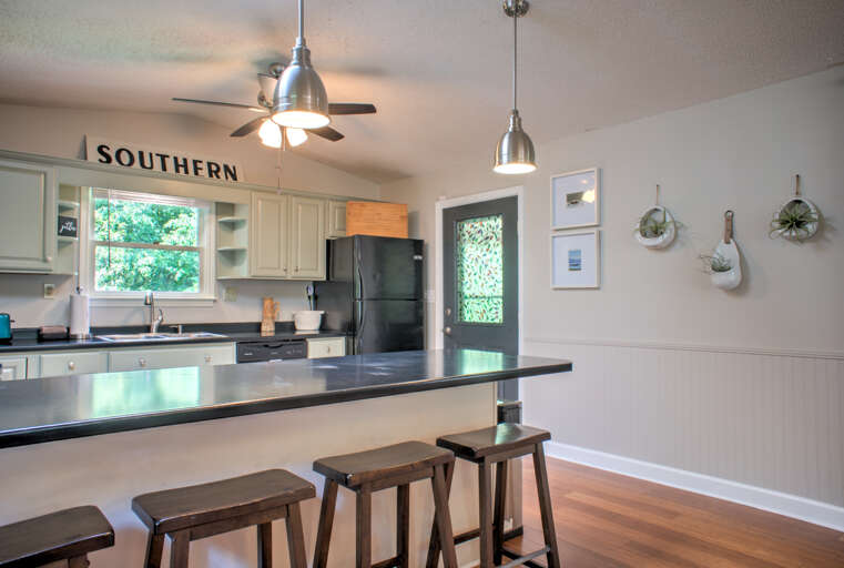 The Grape Escape - Fully Equipped Kitchen w/ Breakfast Bar Seating The Grape Escape - Fully Equipped Kitchen w/ Breakfast Bar Seating