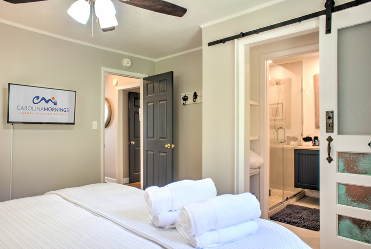 The Grape Escape - Main Suite/Bedroom One - w/ Smart TV & attached Shower Bath The Grape Escape - Main Suite/Bedroom One - w/ Smart TV & attached Shower Bath