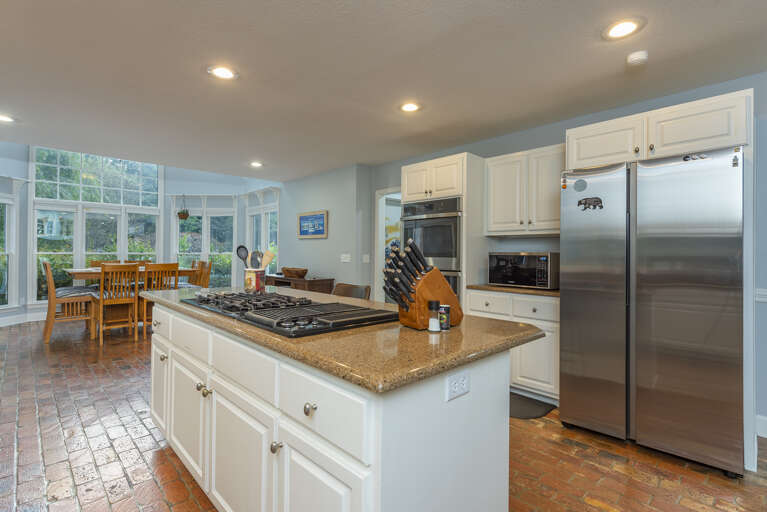 Chef's Kitchen w/ Gas Range Chef's Kitchen w/ Gas Range