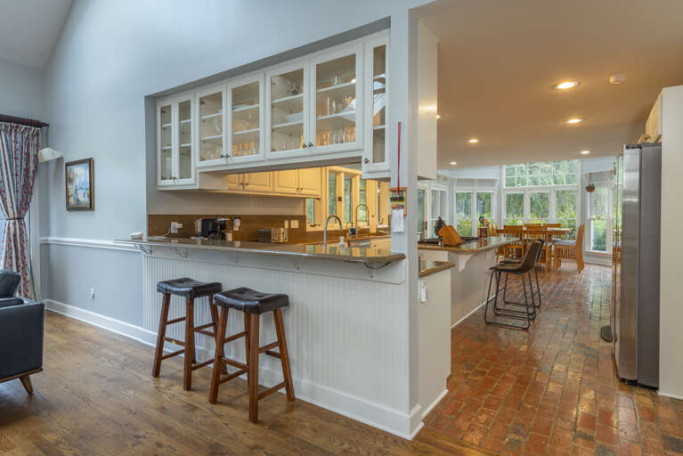 Chef's Kitchen w/ Additional Breakfast Bar Seating