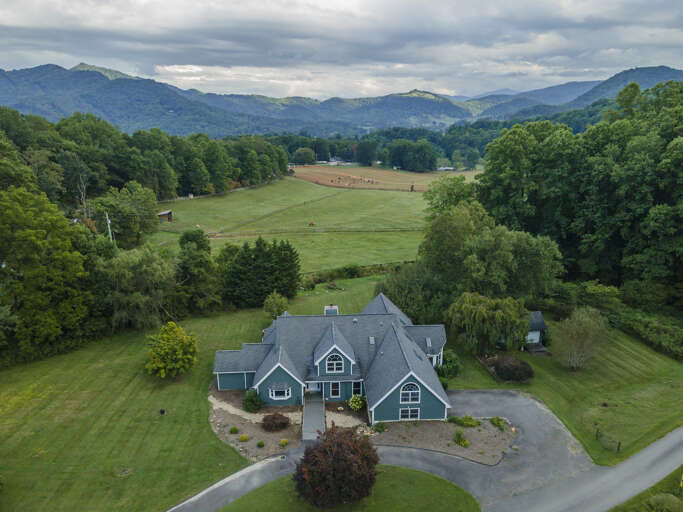 Smokies View w/ Beautiful Mountain Surroundings
