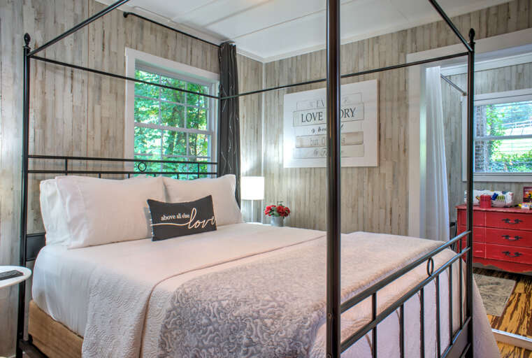 Open Plan - Queen Bed Open Plan - Queen Bed