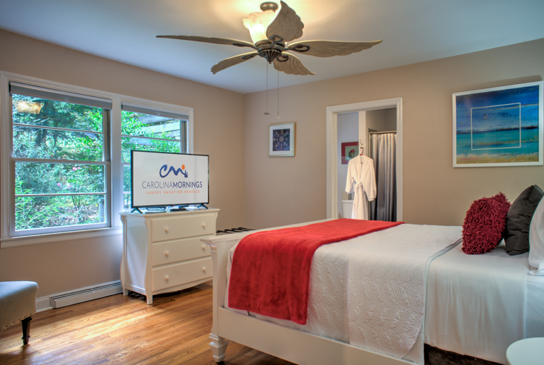 Main Suite/Bedroom One - Queen Bed w/ Smart TV & Attached Full Bath Main Suite/Bedroom One - Queen Bed w/ Smart TV & Attached Full Bath