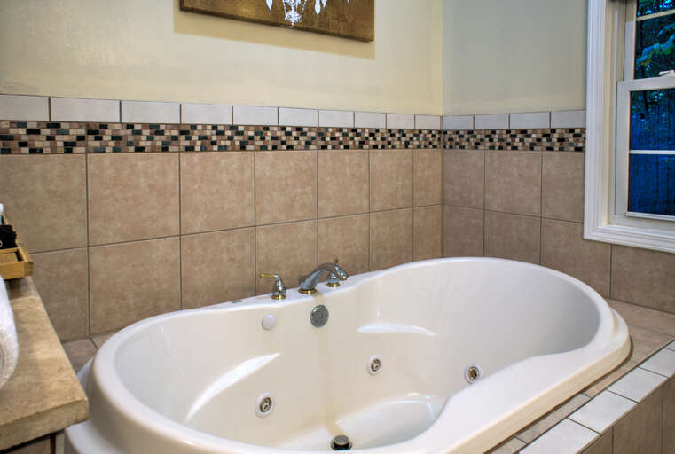 Jack and Jill Full Bath w/ Jetted Tub