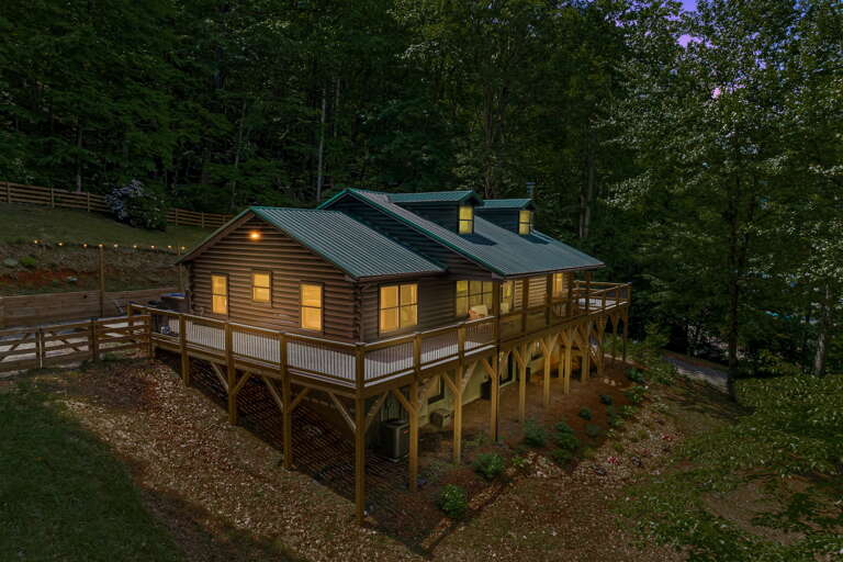 Enjoy Your Stay At Modern Mountainside Cabin!