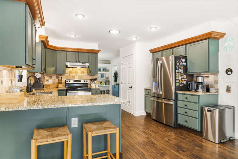 Fully Equipped Kitchen w/ Breakfast Bar Seating Fully Equipped Kitchen w/ Breakfast Bar Seating