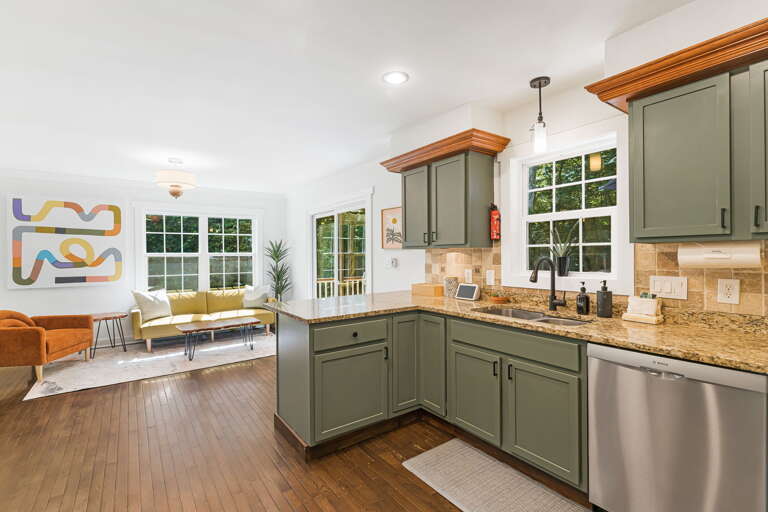 Fully Equipped Kitchen w/ Sitting Area Fully Equipped Kitchen w/ Sitting Area