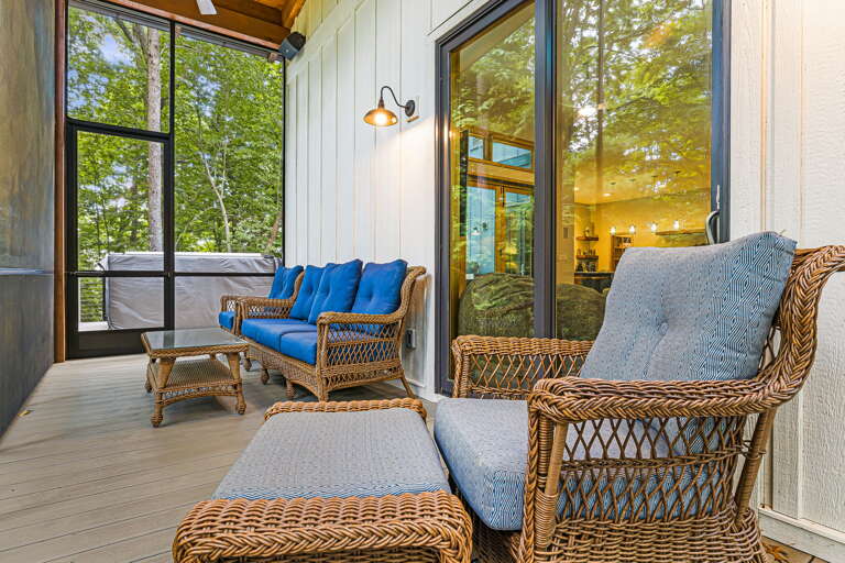 Screened-In Deck w/ Seating Screened-In Deck w/ Seating