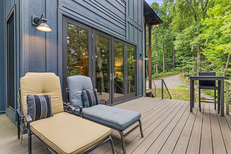 Wrap-Around Deck w/ Seating Wrap-Around Deck w/ Seating