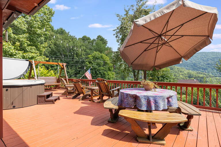 Deck w/ Outdoor Dining