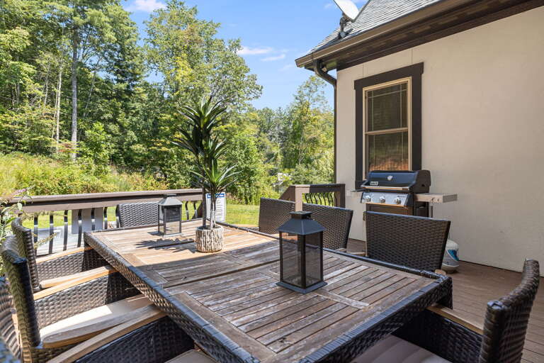 Outdoor BBQ Area & Dining