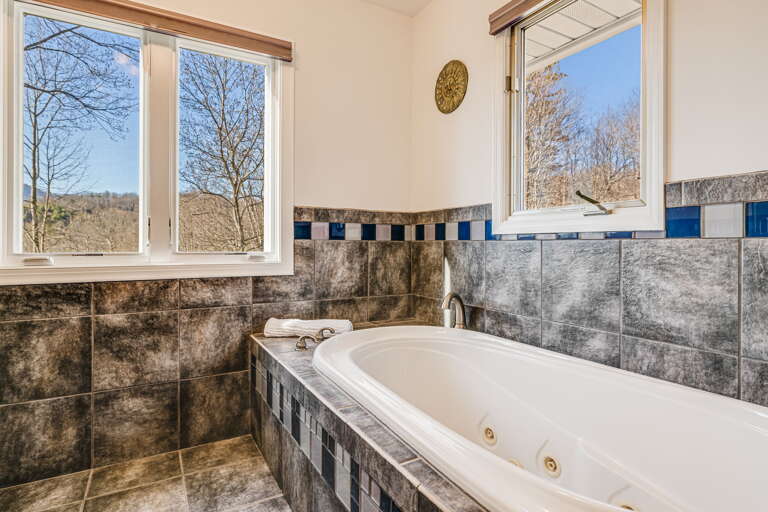 Attached Bath w/ Jetted Tub