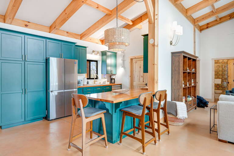 Fully Equipped Kitchen w/ Breakfast Bar Seating Fully Equipped Kitchen w/ Breakfast Bar Seating