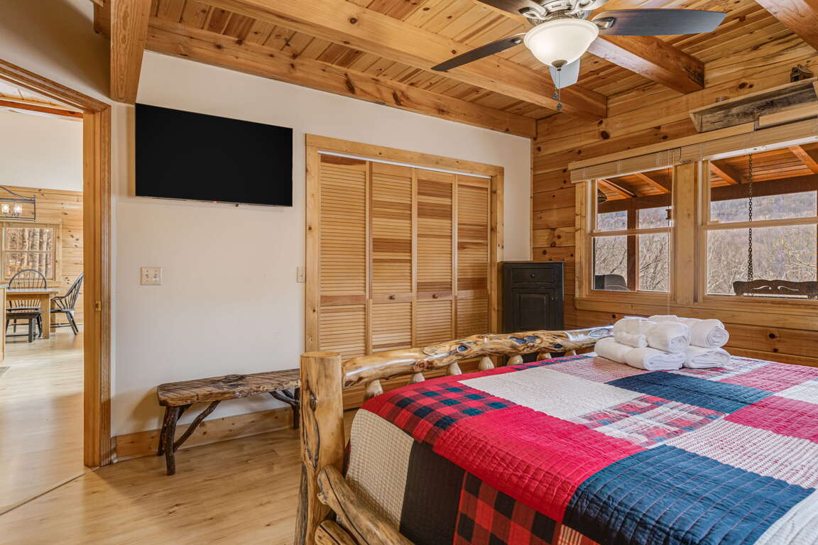 Main Suite/Bedroom One - w/ Smart TV Main Suite/Bedroom One - w/ Smart TV