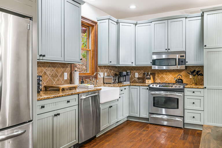 Fully Equipped Kitchen w/ Stainless Steel Appliances