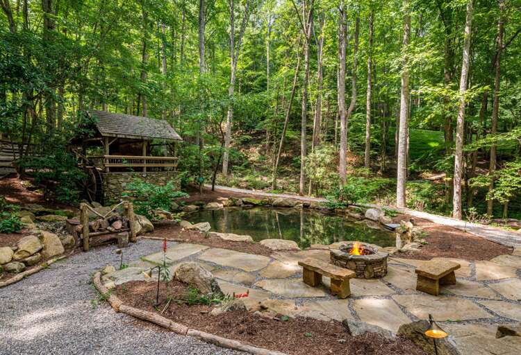 Community Park - Pond, Creek, Fire Pit, BBQ, and Covered Pavilion