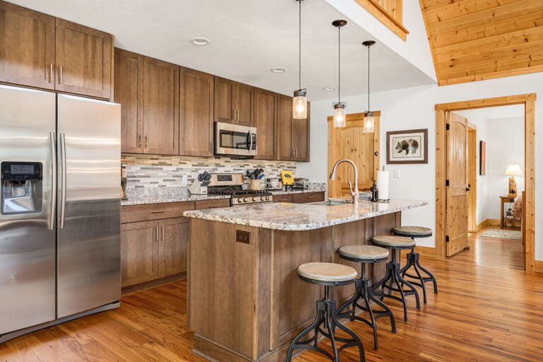 Fully Equipped Kitchen w/ Breakfast Bar Seating