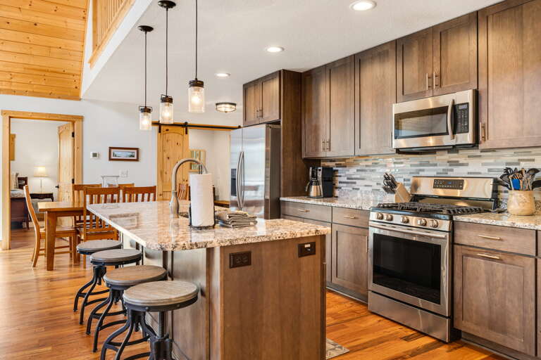 Fully Equipped Kitchen w/ Stainless Steel Appliances