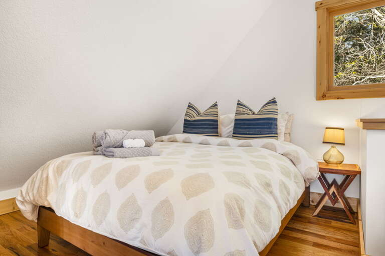 Loft w/ Queen Bed