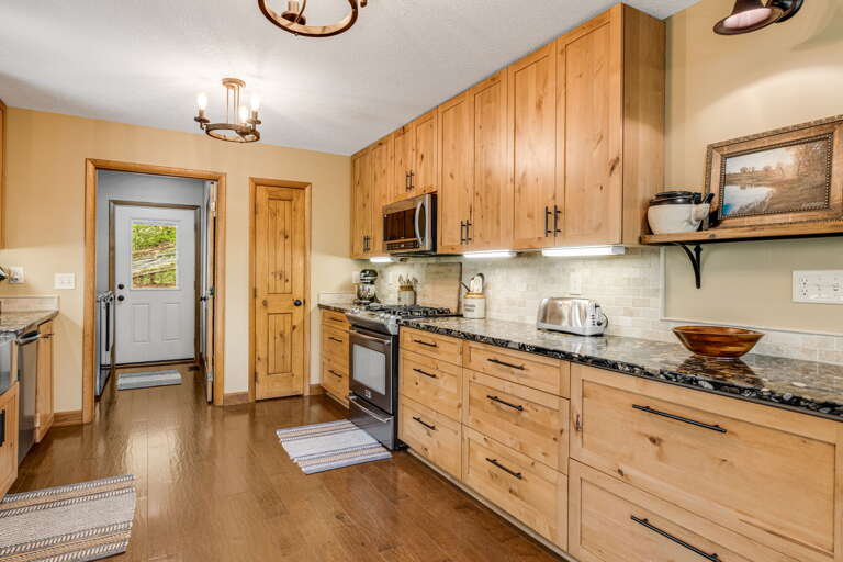 Fully Equipped Kitchen w/ Stainless Steel Appliances Fully Equipped Kitchen w/ Stainless Steel Appliances