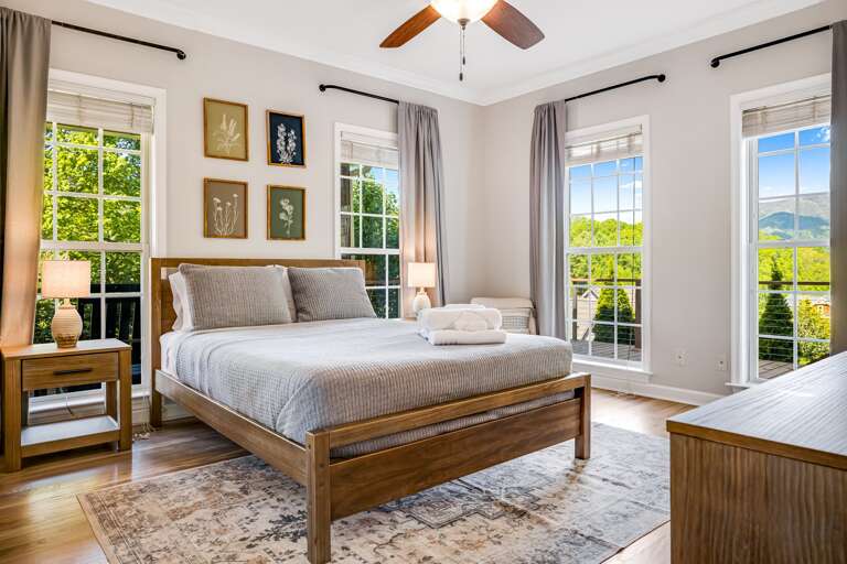 Main Suite/Bedroom One - Queen Bed