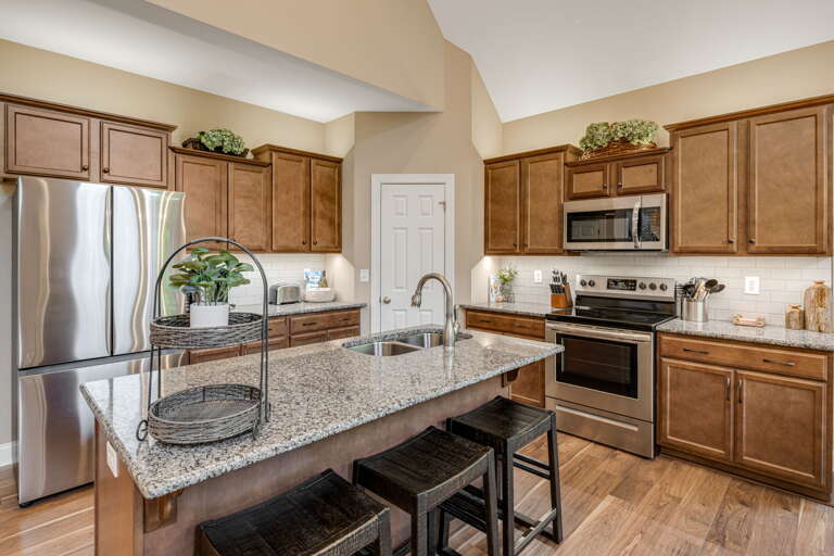 Fully Equipped Kitchen w/ Breakfast Bar Seating