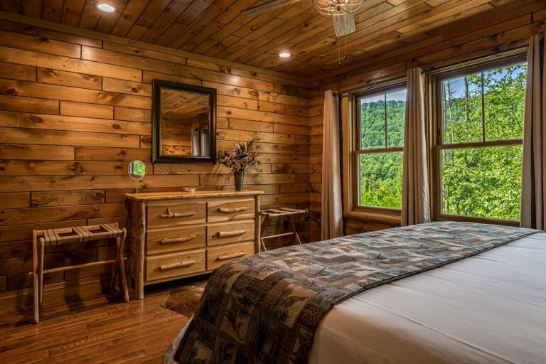 Main Suite/Bedroom One - King Bed