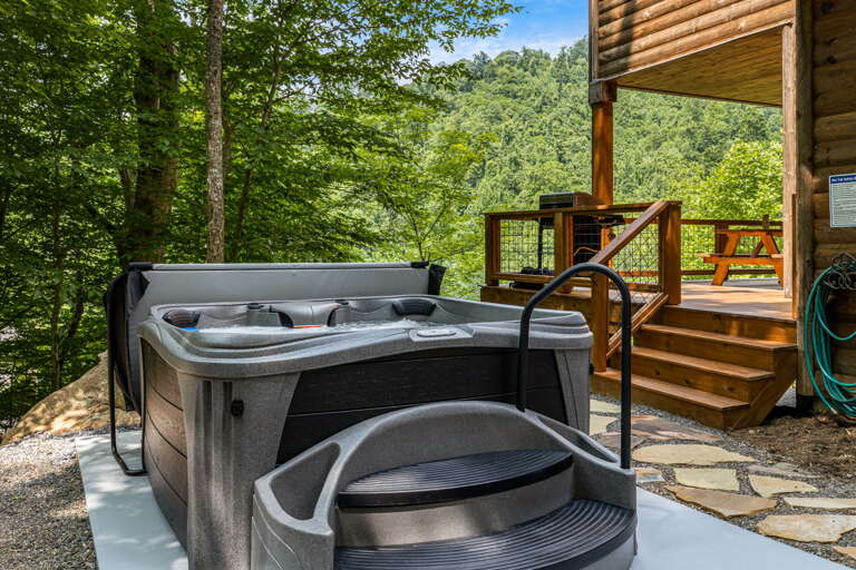 Hot Tub at Cub's Den