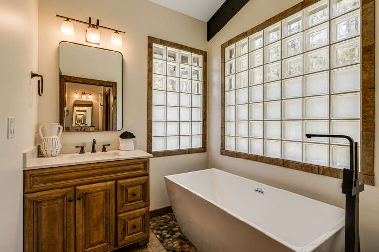 Main Suite/Bedroom One - Full Bathroom w/ Spa Soaking Tub