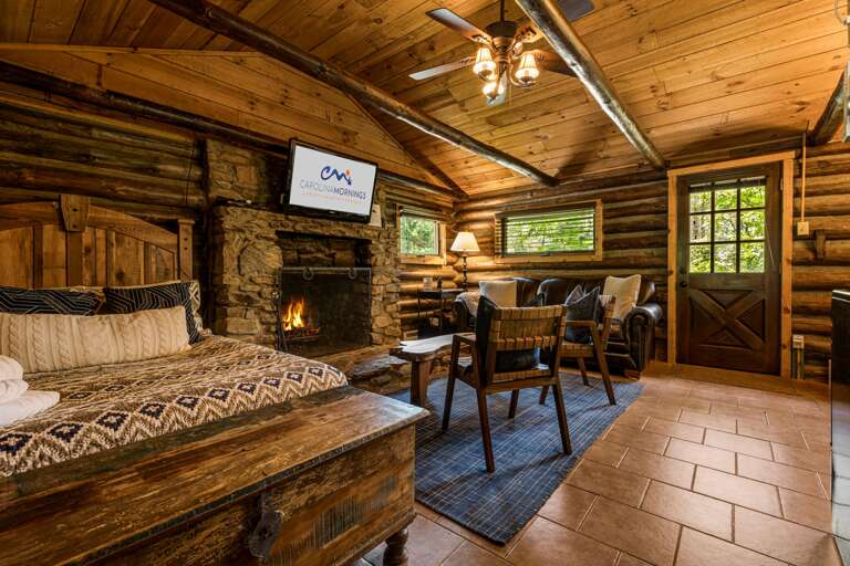 Cabin Thyme - Full Bed, Wood Burning Fireplace and Smart TV