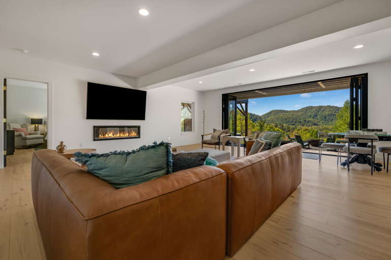 Living Area  w/ Smart TV and Panel Fireplace