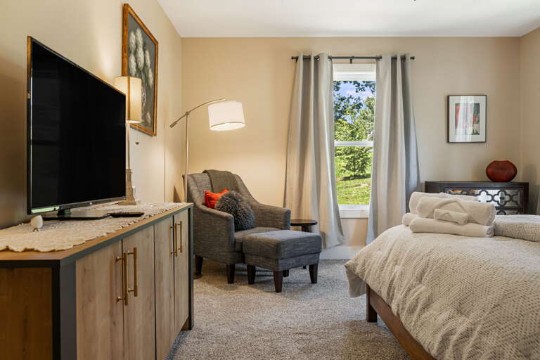 Main Suite/Bedroom One - King Bed