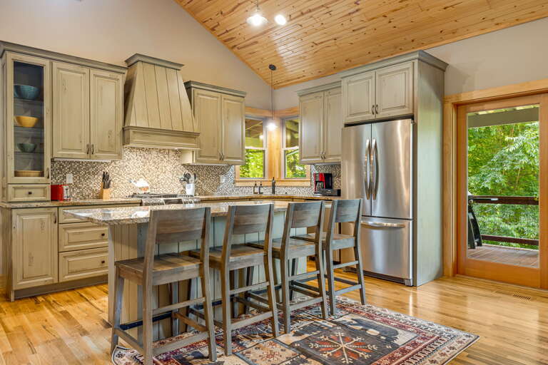Fully Equipped Kitchen w/ Stainless Steel Appliances and Breakfast Bar Seating