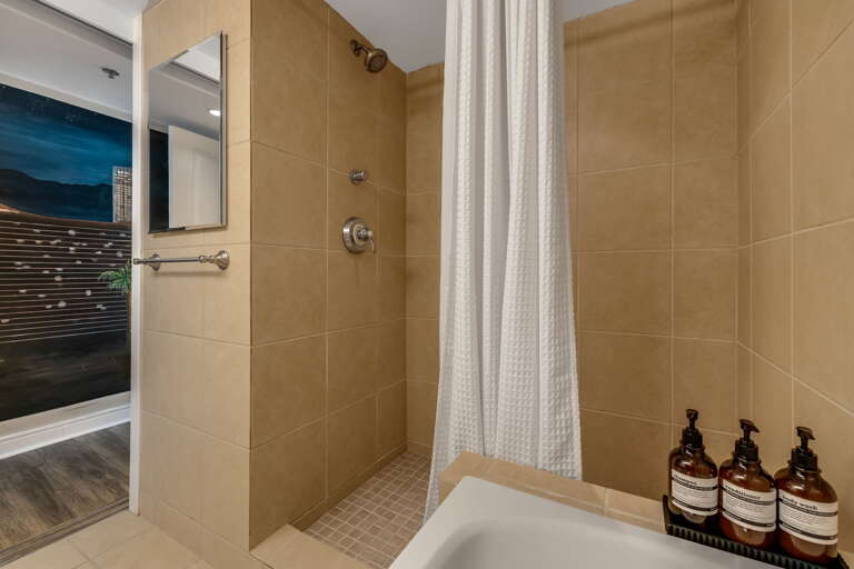 Full Bath w/ Walk-In Shower
