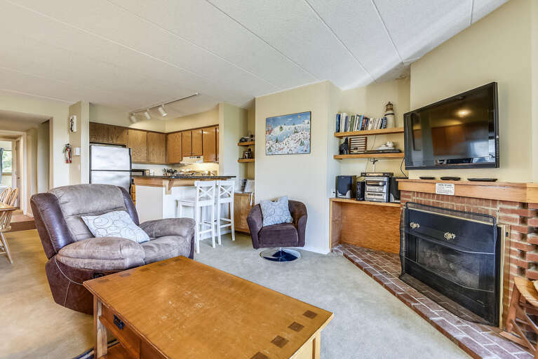 Vacation Rental Living Area With Spacious Seating And Kitchen View