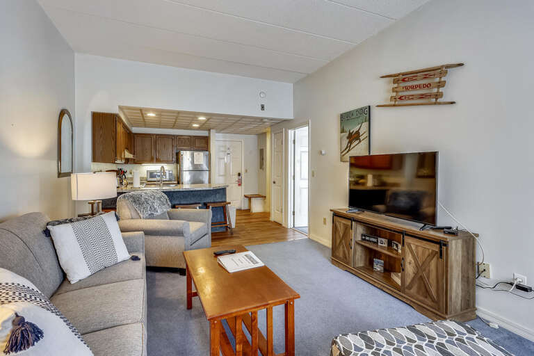 Bright, Breezy Living Space With Seamless Segue To Kitchen, Ideal For Vacation Rental